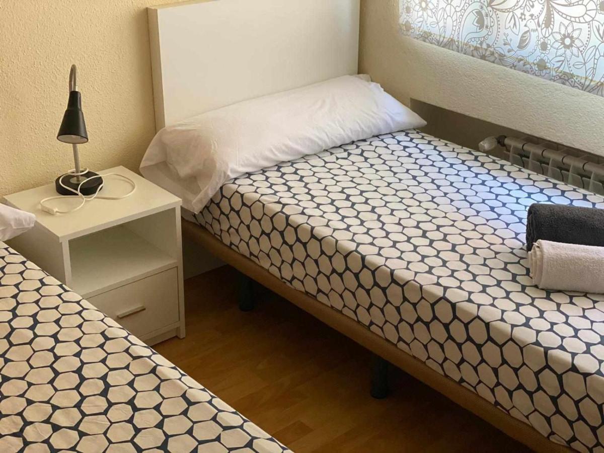 Residencia 12 Octubre Bed & Breakfast Мадрид Екстериор снимка
