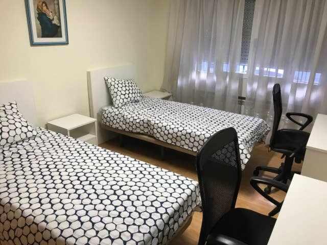 Residencia 12 Octubre Bed & Breakfast Мадрид Екстериор снимка
